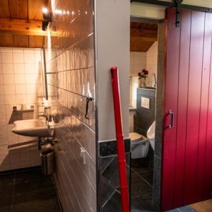 Het Koetshuis - Toiletkamer en ingang