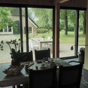 Het Koetshuis - Uitzicht vanuit Huiskamer